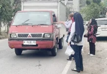 Dharma Wanita RRI Semarang Bagikan Takjil di Jalan Seroja