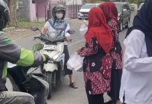 Aksi Berbagi Takjil Dharma Wanita RRI Semarang Disambut Hangat Warga