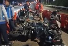 Diduga Rem Blong, Truk Paket Seruduk 8 Motor di Exit Tol Bawen