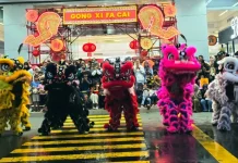 Meriahkan Cap Go Meh, Kesenian Barongsai Pukau Pengunjung Mal
