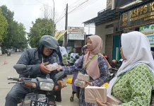 Rutinitas Ramadan, KOPSIMNU dan Fatayat NU Bagikan Ribuan Takjil