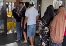 Ratusan Warga Antre Tebus Murah Sembako di Gereja Santa Theresia Bongsari