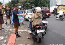 Siswa SMP Kristen Lentera Ambarawa Bagikan Takjil Gratis