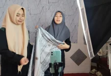 Dua Santri di Ponpes Semarang Jualan Sarung Live Tik Tok dan Siarkan Dakwah