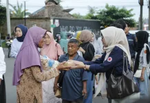 Perkuat Solidaritas, Mahasiswa Universitas Selamat Sri Batang Bagi-bagi Takjil