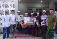 Gelar Bukber, Warga RT 07 Parang Barong Semarang Santuni Lansia