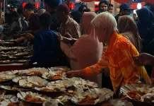 Buka Puasa, TITD Liong Hok Bio Kota Magelang Bagikan 1.000 Porsi Lontong Cap Go Meh