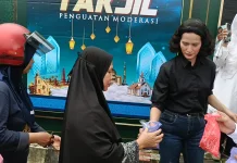 Tunjukkan Toleransi, Penyuluh Agama Lintas Iman di Batang Bagikan Takjil