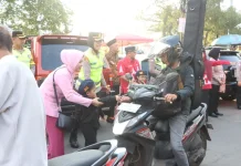 Polres Semarang Bagikan Takjil bagi Pengendara di Alun-Alun Bung Karno
