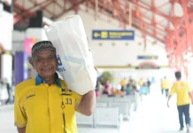 Bag of Happiness, Berbagi Bingkisan Sembako untuk Porter Stasiun