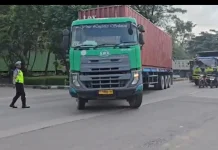 Satlantas Polrestabes Semarang Laksanakan Penyekatan Truk Bersumbu Tiga