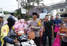 Polrestabes Semarang Bagikan Takjil kepada Pengendara di Depan Mako