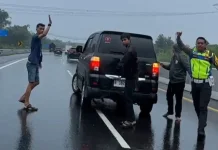 Kasatlantas Polres Semarang Evakuasi Mobil Mogok di Tol