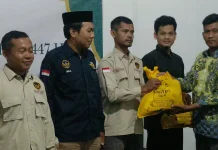 Wujudkan Kepedulian, Pimpinan Ranting Muhammadiyah Bagikan Bingkisan Lebaran