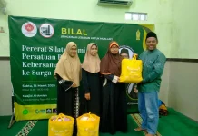 Sekolah Mualaf Indonesia Berikan Bingkisan Lebaran Kepada 150 Mualaf