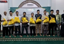 Peduli Sesama, Kokam Batang Bagikan Bingkisan Lebaran