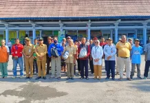 Bupati Harno Serahkan Bingkisan Lebaran untuk Awak Angkutan Umum dan Juru Parkir