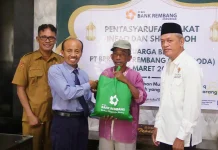Jelang Lebaran, 130 Warga Rembang Terima Paket Sembako dari Bank Rembang