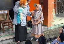 Ustaz Samsul dengan Bonekanya Ceramah di Pesantren Ramadan SDN 2 Kutoharjo