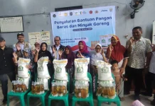 Bulog Salurkan Bantuan Beras dan Minyak Goreng ke Ratusan Warga Kendal