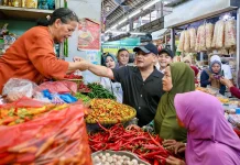 Blusukan Pasar, Gubernur Jateng Dapati Harga Cabai Berangsur Turun Jelang Lebaran