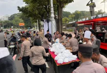 Polrestabes Semarang Bagikan 600 Takjil, Dimasak Langsung di Lokasi