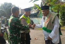 Bertugas Sekaligus Ibadah, Babinsa di Batang Ikut Salat Id Bersama Warga