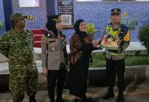 Serahkan Bingkisan Lebaran, Kapolres Batang Motivasi Petugas Jaga Posko Mudik