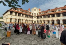 Selesai Salat Idulfitri, Ratusan Jamaah Foto Berlatar Bangunan Lawang Sewu