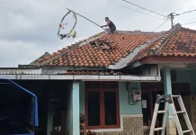 Tertimpa Ledakan Petasan Balon Udara, Atap Rumah Warga Tembalang Rusak