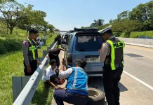 Sigap, Polisi Bantu Pemudik Ganti Ban Pecah di Tol Batang-Semarang