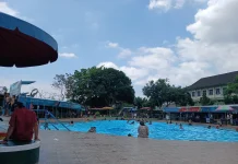 Ratusan Orang Kunjungi Kolam Renang Diponegoro saat Libur Lebaran
