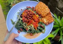 Resep Plecing Kangkung dengan Tempe Goreng yang Menggoda