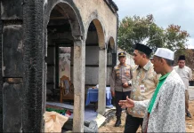 Masjid Bersejarah Ludes Terbakar, Gus Yasin Salurkan Bantuan Rp80 Juta