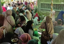 Sajian Lontong Opor Warnai Tradisi Syawalan dan Haul Wali Gembyang