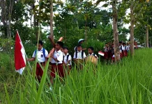 Unik, Prosesi Jalan Salib Siswa SD di Magelang Usung Gunungan Hasil Bumi