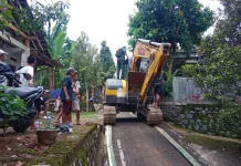 Babinsa Kawal Distribusi Alat Berat ke Lokasi Pembangunan Jembatan Garuda