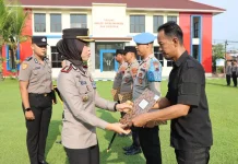 Aktif Jaga Kamtibmas, Kapolres Batang Ganjar Penghargaan untuk Personel dan Warga