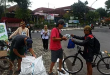 Bantu Petani, Komunitas Pesepeda MagelangBIKE Bagikan Sayuran