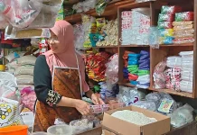 Pedagang Menjerit, Harga Plastik Naik hingga 100 Persen