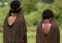 Cara Unik Menggendong Anak dengan Noken di Papua