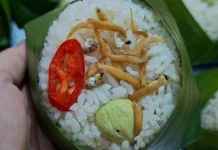 Keunikan Nasi Liwet Bungkus Daun Lauk Teri Pete