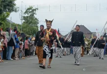 Kirab Budaya Batang Digelar Meriah, Pusaka Tombak Kyai Abirawa Ikut Diarak