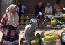 Gas Melon Langka, Warga Wiradesa Rela Antre Berjam-jam di Pangkalan