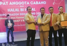 Zaenal  Petir Raih Penghargaan IKADIN Semarang, Konsisten Beri Bantuan Hukum