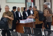 Hampiri Jaksa Usai Dituntut 10 Tahun, Eks Dirut Bank Jateng: Terima Kasih