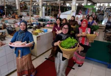 Pedagang Pasar Legi Parakan Gelar Fashion Show dan Kampanye Pengurangan Plastik