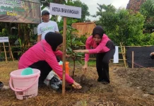 Peringati Hari Bumi, Kaum Perempuan di Kendal Gerakkan Tanam Pohon