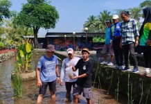 Hari Bumi Sedunia, Puluhan Pesepeda Tanam Pohon dan Tebar Ikan di Sendang Mudal