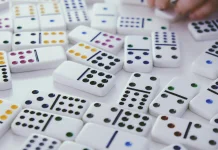 Asal Usul Domino dan Status Hukumnya di Indonesia